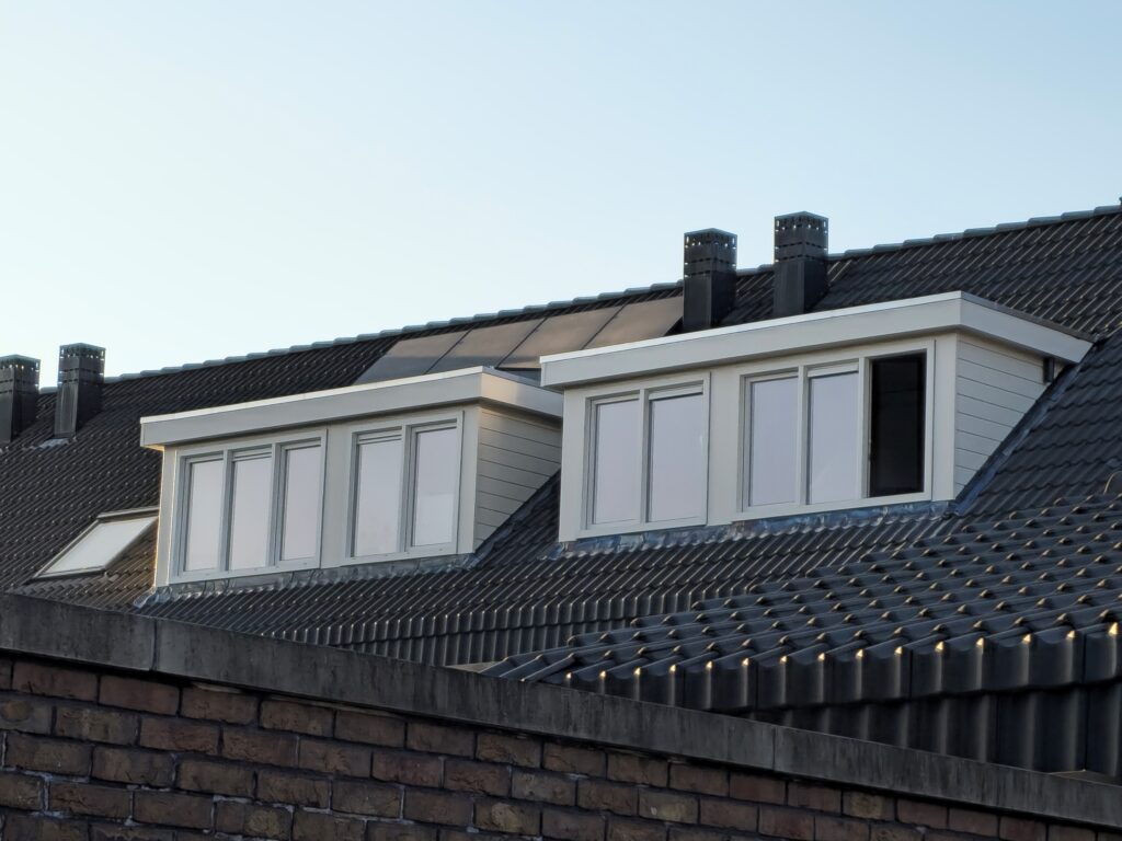 Twee vergunningsvrij geplaatste dakkapellen aan de achterzijde van naastgelegen woningen in Moerwijk-Zuid, Den Haag