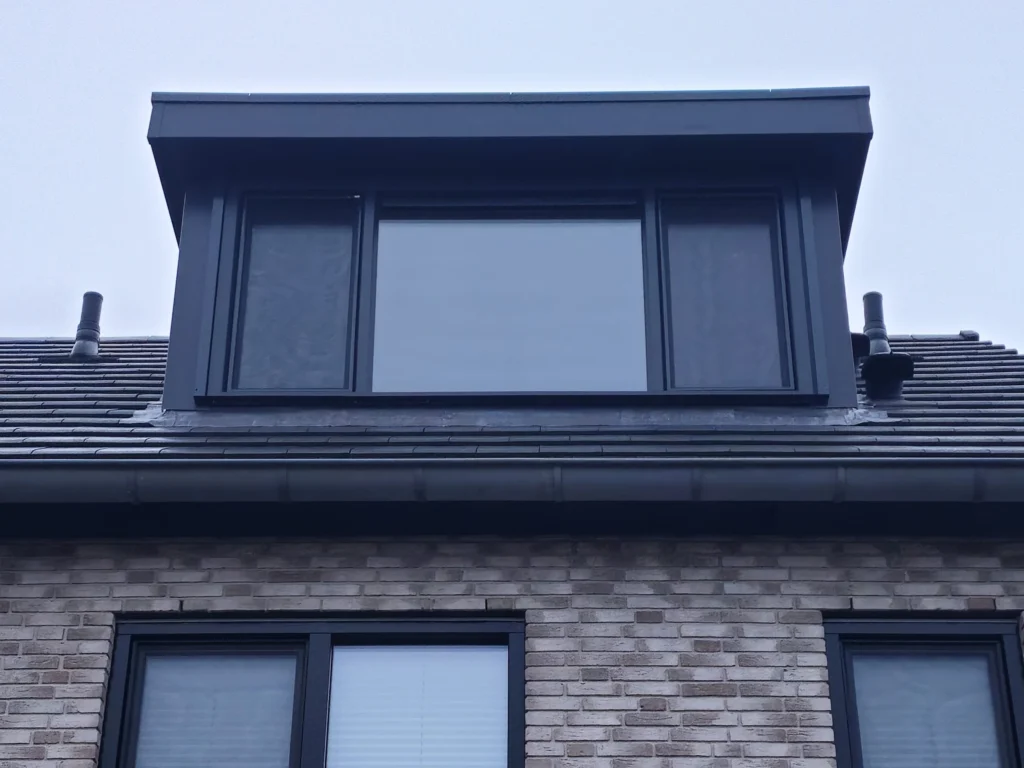 Kunststof dakkapel in Hendrik-Ido-Ambacht met maatwerk raamindeling