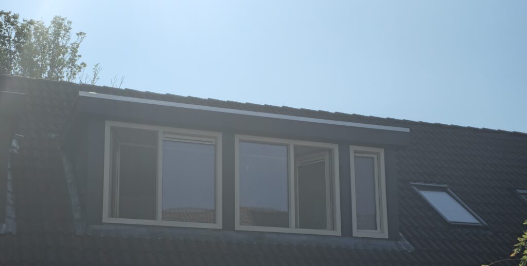 Kunststof dakkapel met maatwerk raamindeling op een schuin pannendak