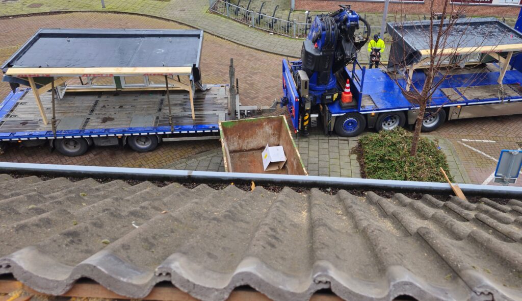 Twee maatwerk dakkapellen gereed voor plaatsing bij een woning in Rotterdam